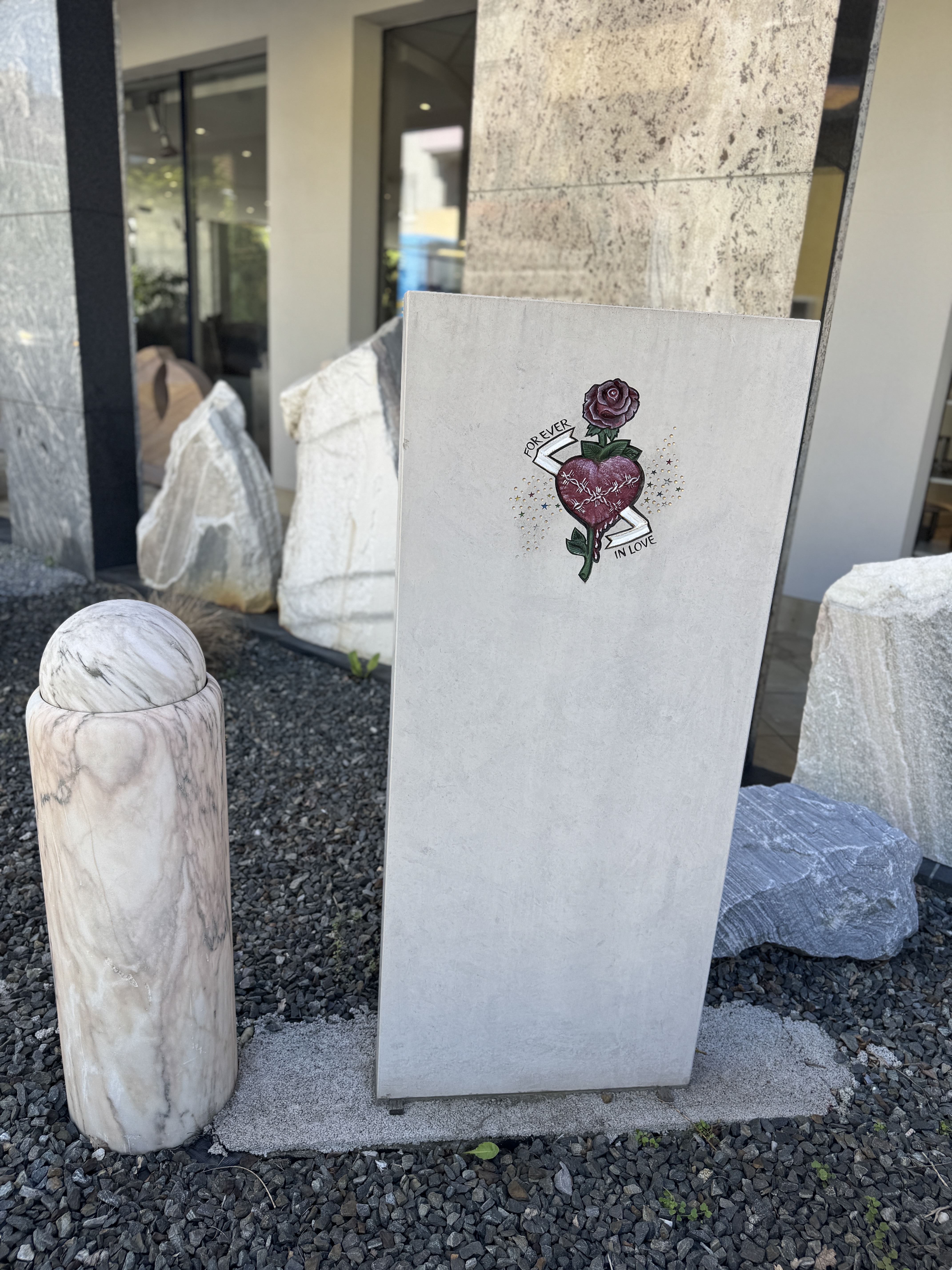 Dunkler Granit mit geschnitztem Baum und Figur